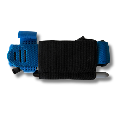 Achteraanzicht van de blauwe houder van de LifeSaver Tourniquet Set