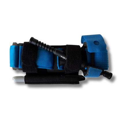 Vooraanzicht van de blauwe houder van de LifeSaver Tourniquet Set