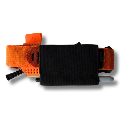 Achteraanzicht van de oranje houder van de LifeSaver Tourniquet Set