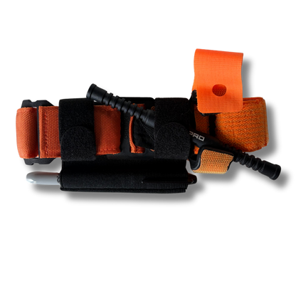 Vooraanzicht van de oranje houder van de LifeSaver Tourniquet Set